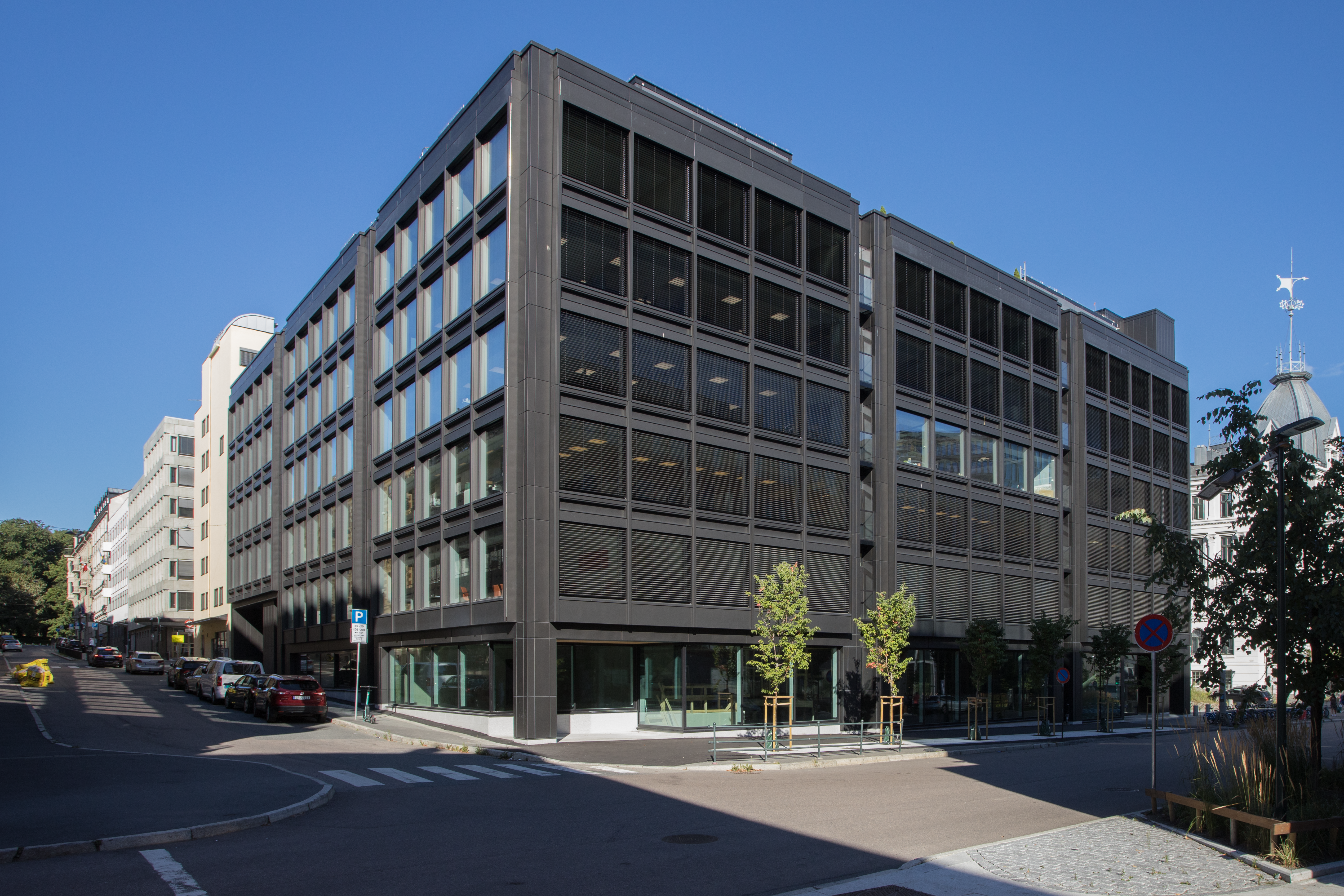 Vårt hovedkontor holder til i moderne og attraktive lokaler midt i Vika, et sentralt og pulserende område i Oslo. 