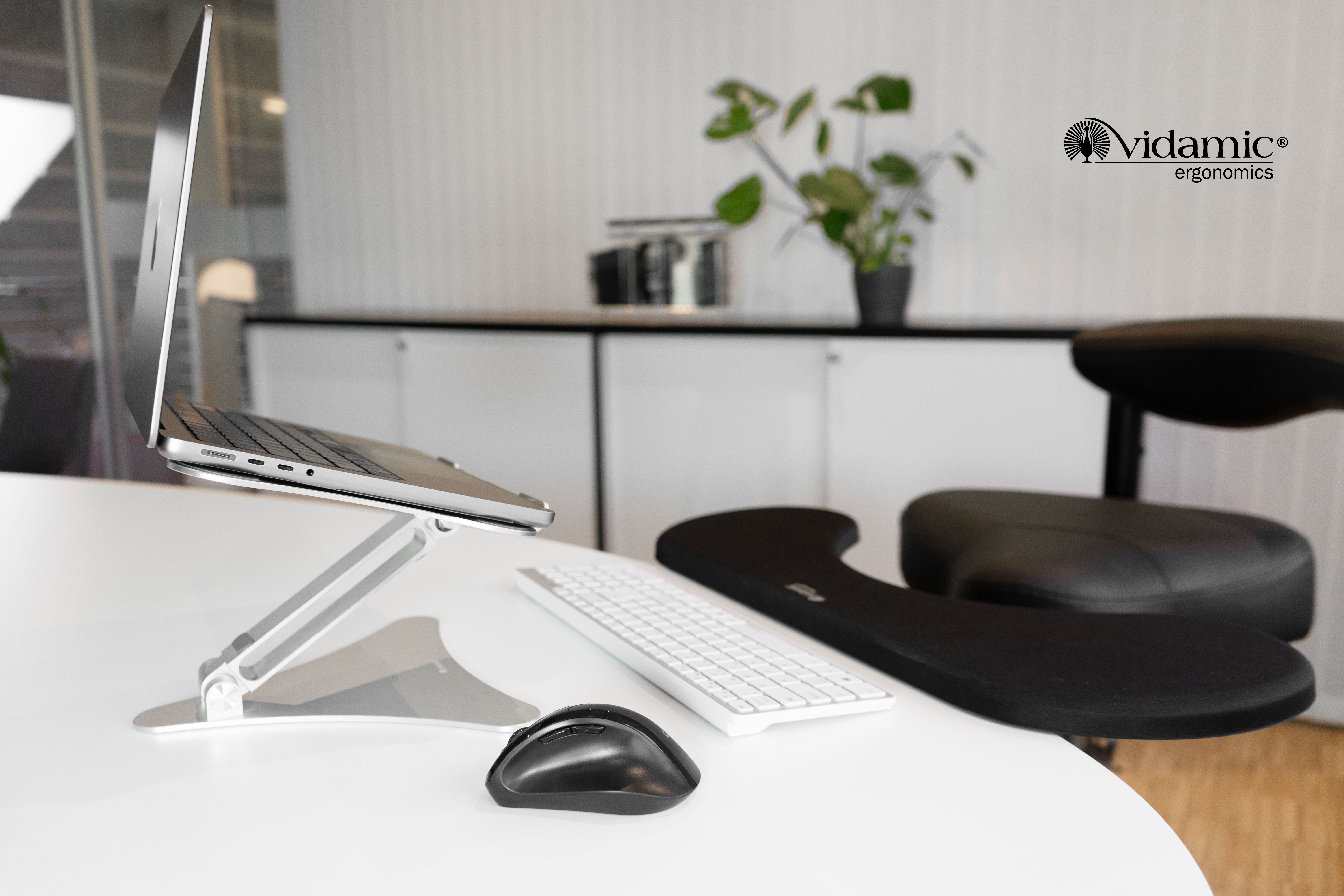 Vår divisjon Vidamic Ergonomics er spesialister på ergonomi på arbeidsplasser. Våre produkter bidrar til å forbedre arbeidsmiljøet, redusere sykefravær og tidkrevende rehabilitering. 