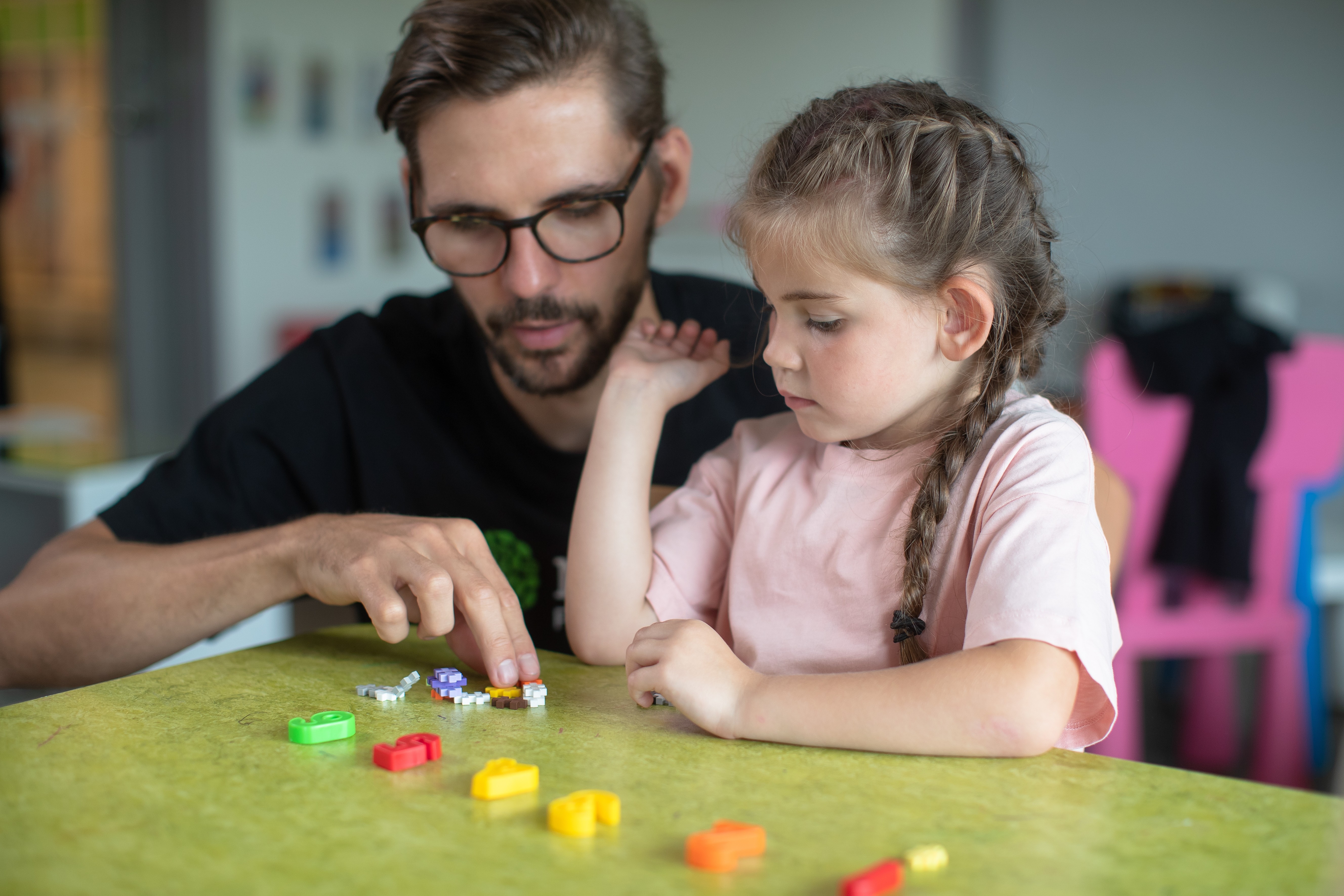 Vi baserer vårt arbeid på kunnskap og innovasjon, som omhandler at vår praksis utvikler seg i tråd med ny kunnskap, forskning og erfaring