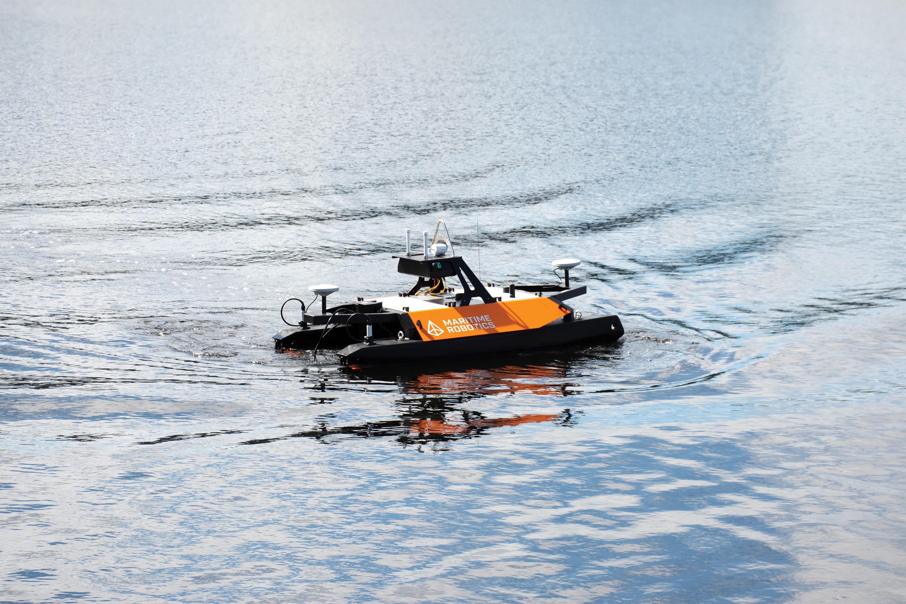 Sjødronen Otter (USV) kartlegger havbunnen, samler inn data og sørger for sikre og effektive maritime operasjoner selv i utfordrende omgivelser.  