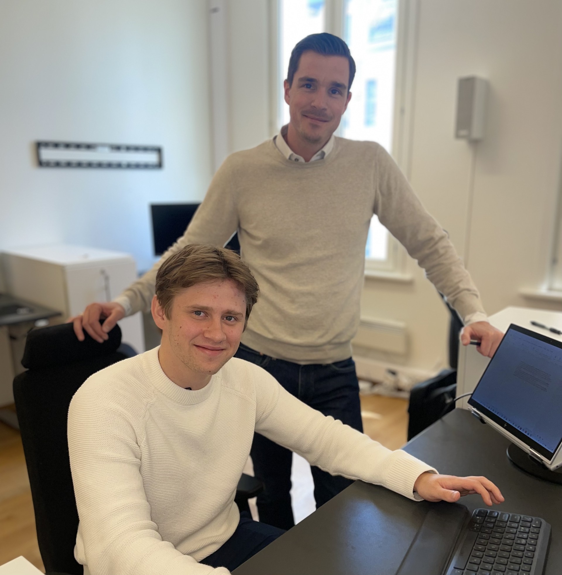 Markus (t.v) jobber med markedsføring mens Petter hjelper nye kunder smidig i gang. 