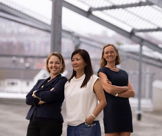 Vi har kvinnelige ledere på alle våre kontorer: Fra venstre Dina Drehn (Oslo), Siang Yong Lim (Singapore) og Torhill Falnes (Stavanger), som også er administrerende direktør.