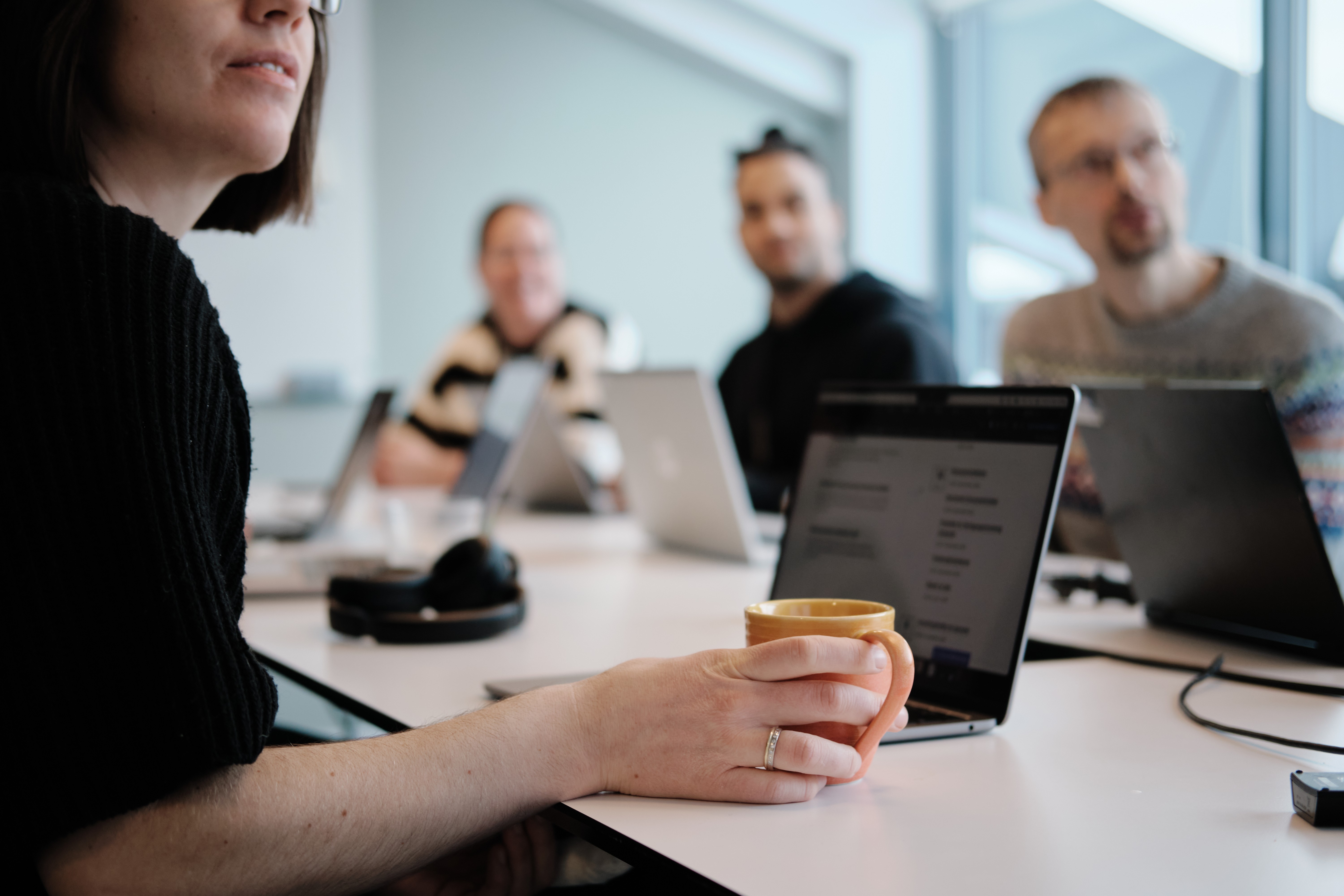 Vi har gode muligheter for faglig utvikling. Vi tror på aktivt medarbeiderskap hvor vi tar ansvar for egen
utvikling og læring i tett samarbeid med kollegaer og ledere. 