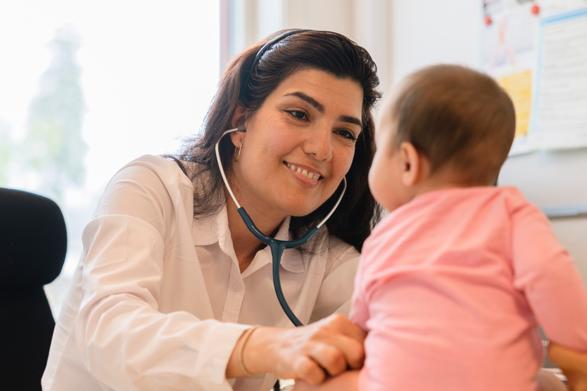 Neda, lege ved helsestasjonen.