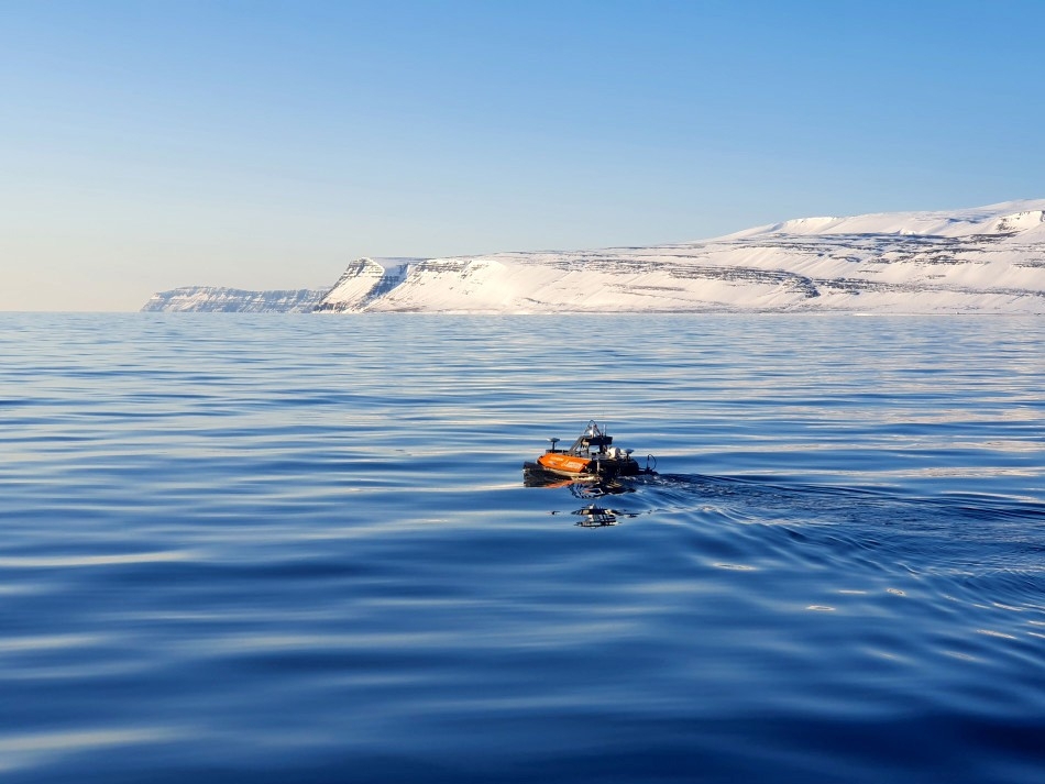 Sjødronen Otter (USV) på inspeksjon i kjølige farvann.