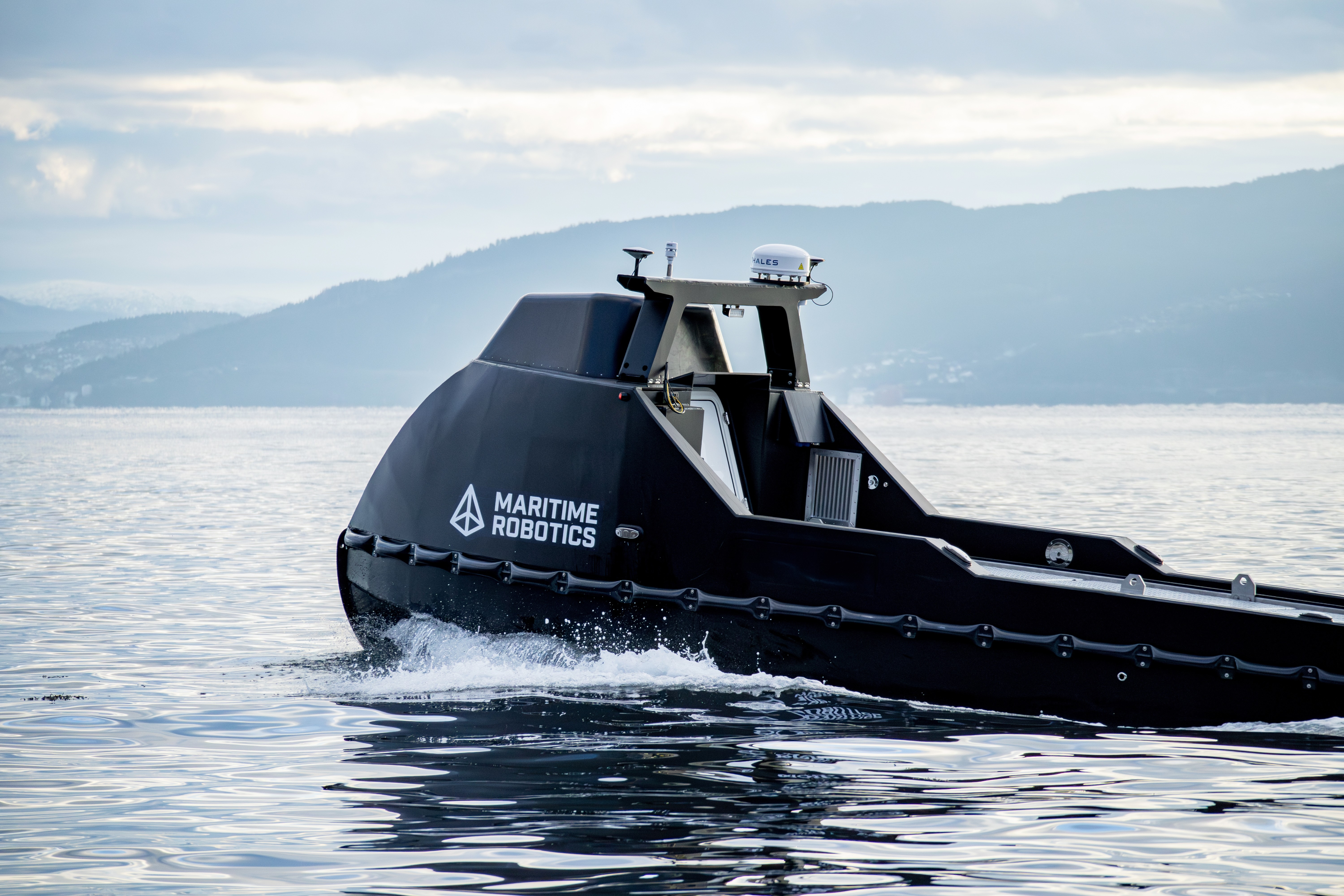 Mariner X er den største sjødronen vår - en robust og rask USV som er rigget for tung last og krevende oppdrag.