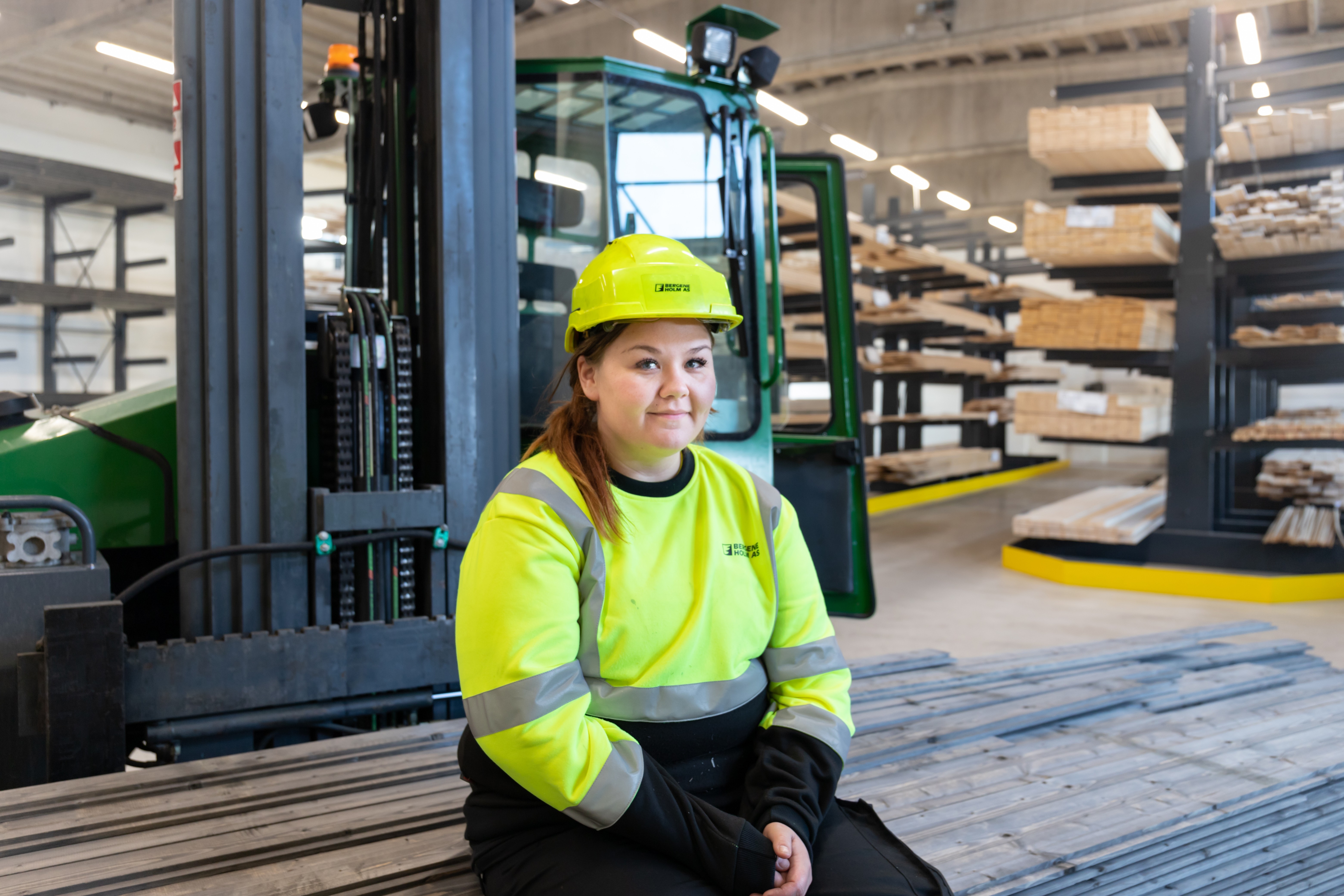 I produksjonen har vi mange kolleger med "rullende" jobber - på truck, hjullastere og tømmermaskiner. Her fra avdeling Skarnes.