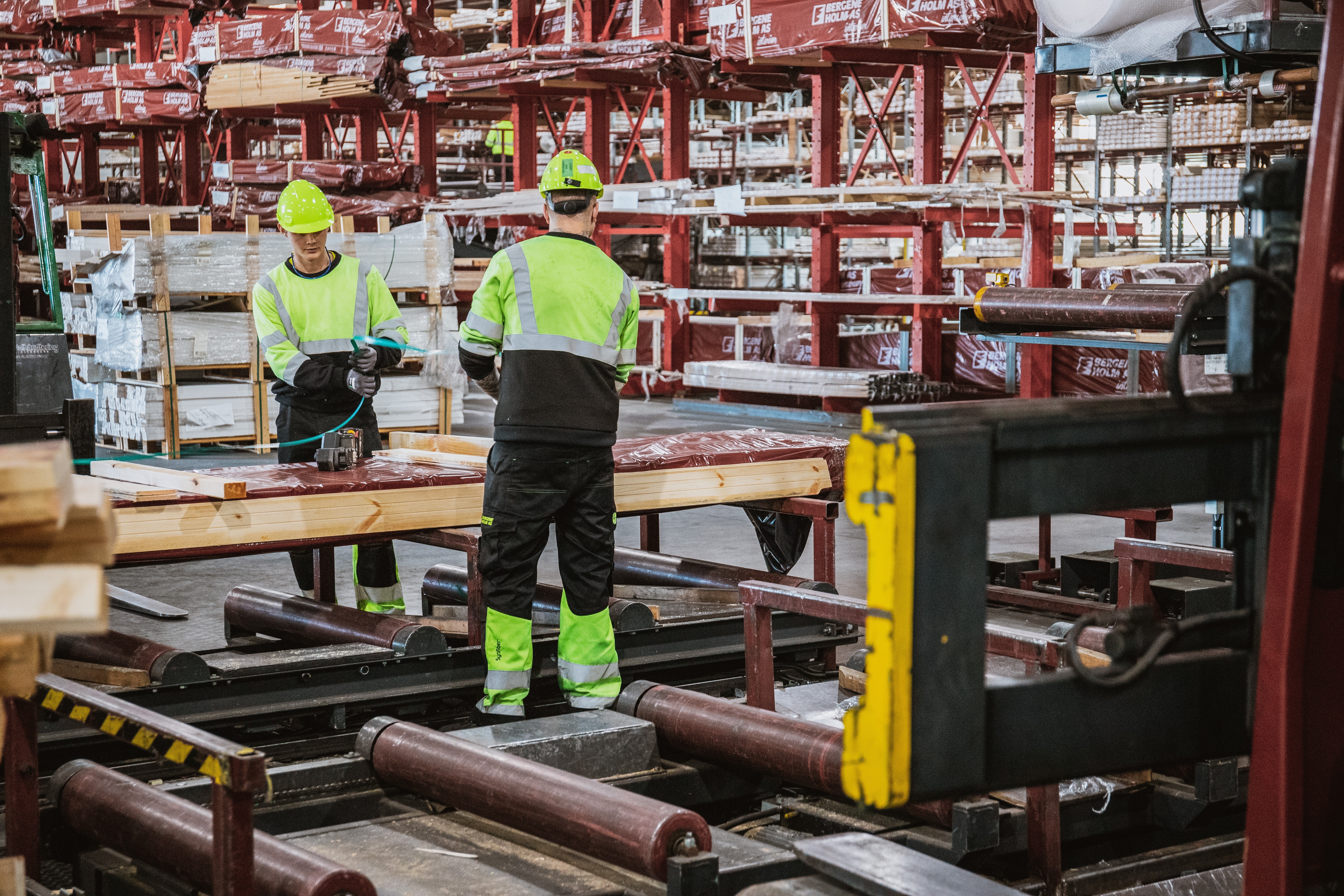 100% norskproduserte varer - fra tømmer til ferdig pakkede produkter ut til byggevarehuset.