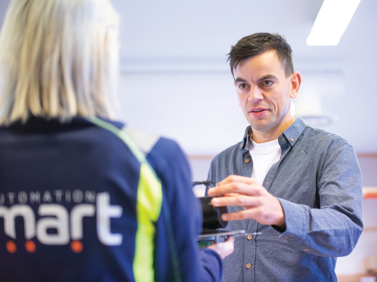 Prosjektleder Stian i samtale med Ellen i produksjonen.