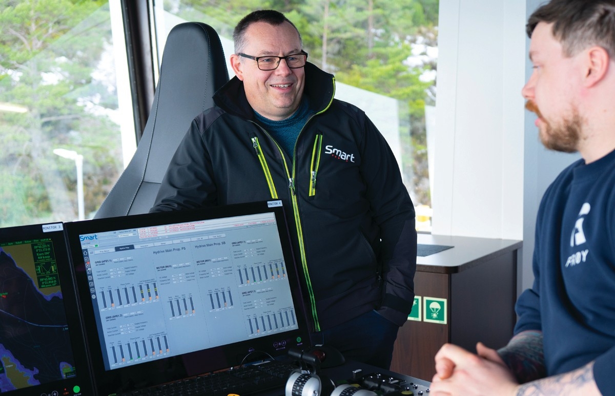 Daglig leder John Kåre i samtale med kunde om bord.