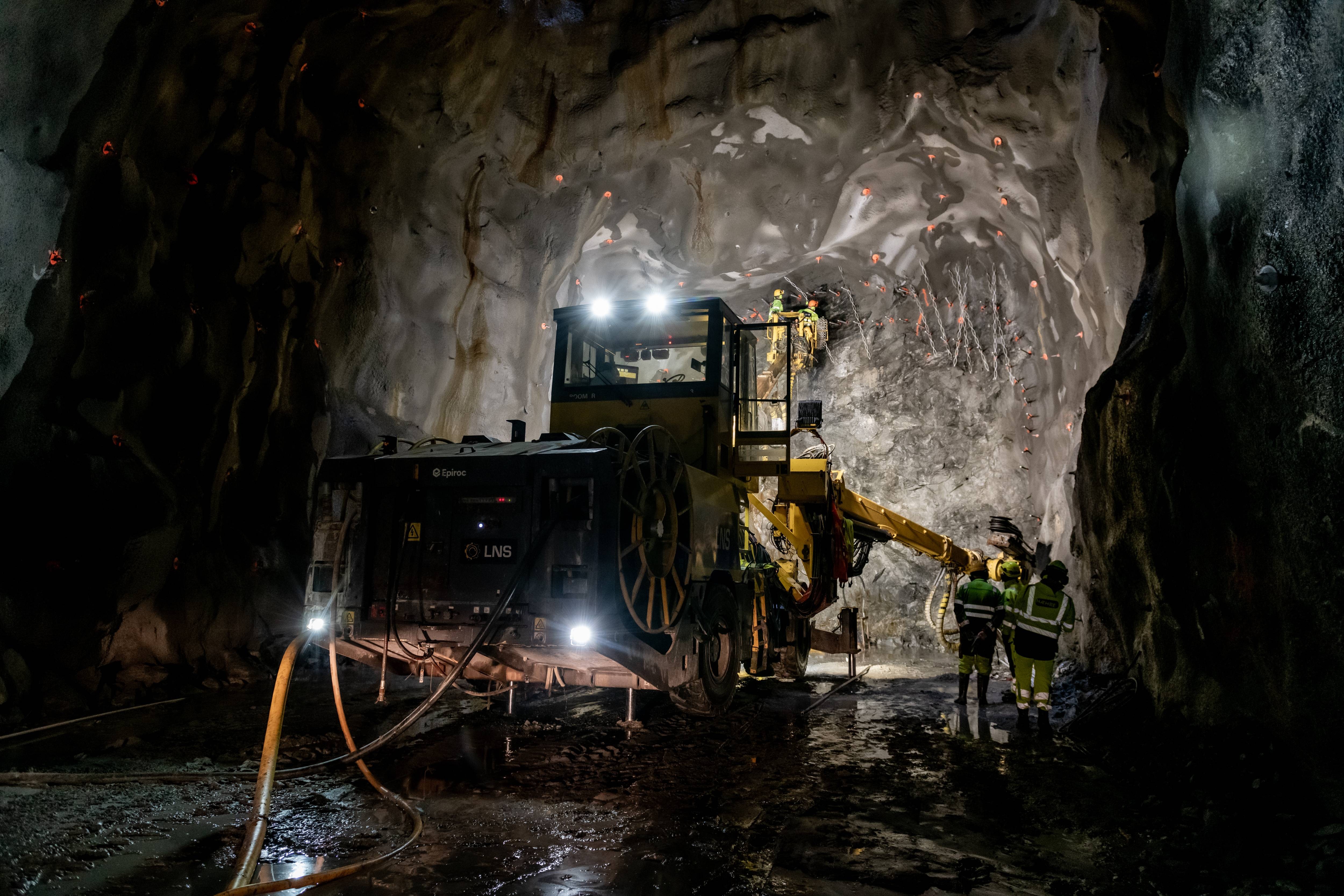 Vi driver tunnel med høy presisjon og kontroll - komplekst arbeid, tøffe forhold og høy kvalitet i alle ledd.