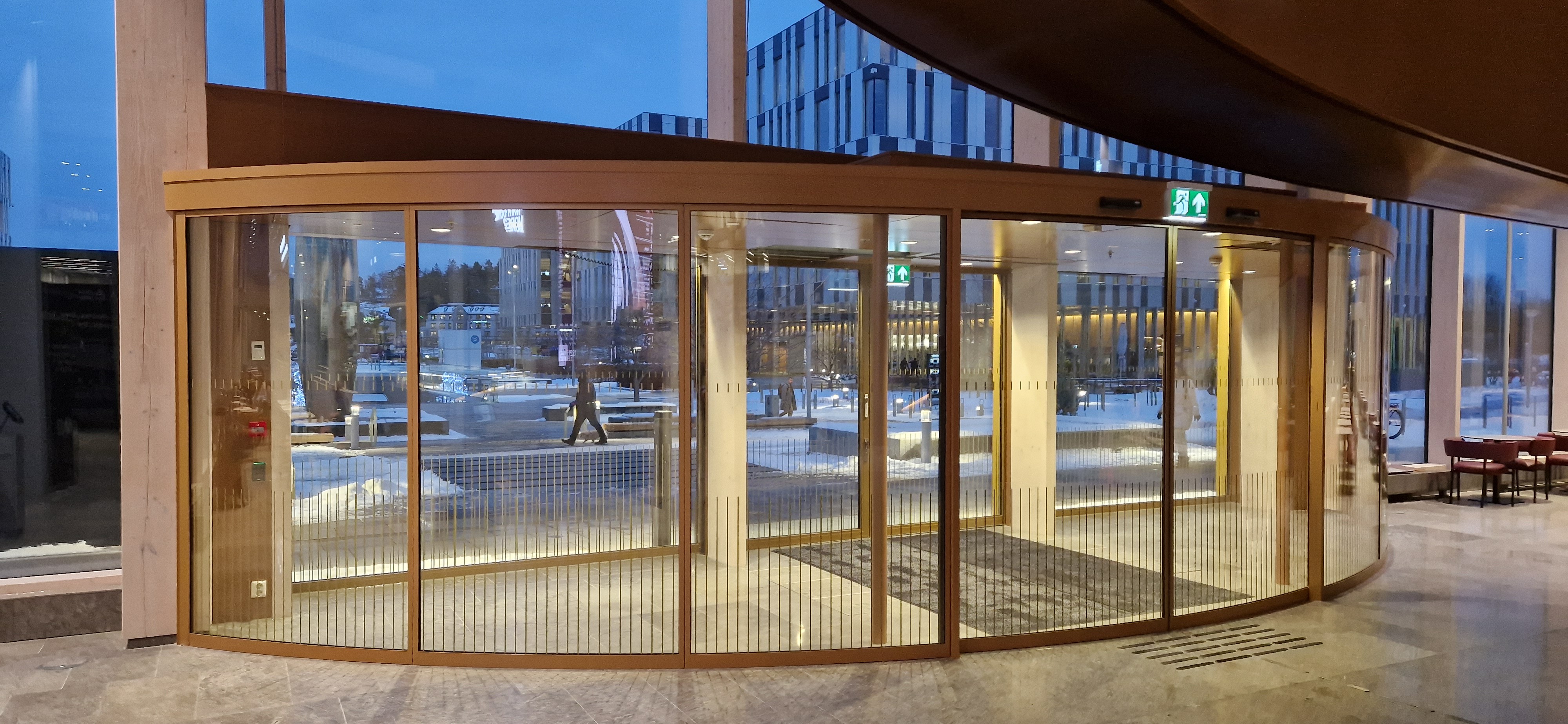 Buet skyvedør i gull