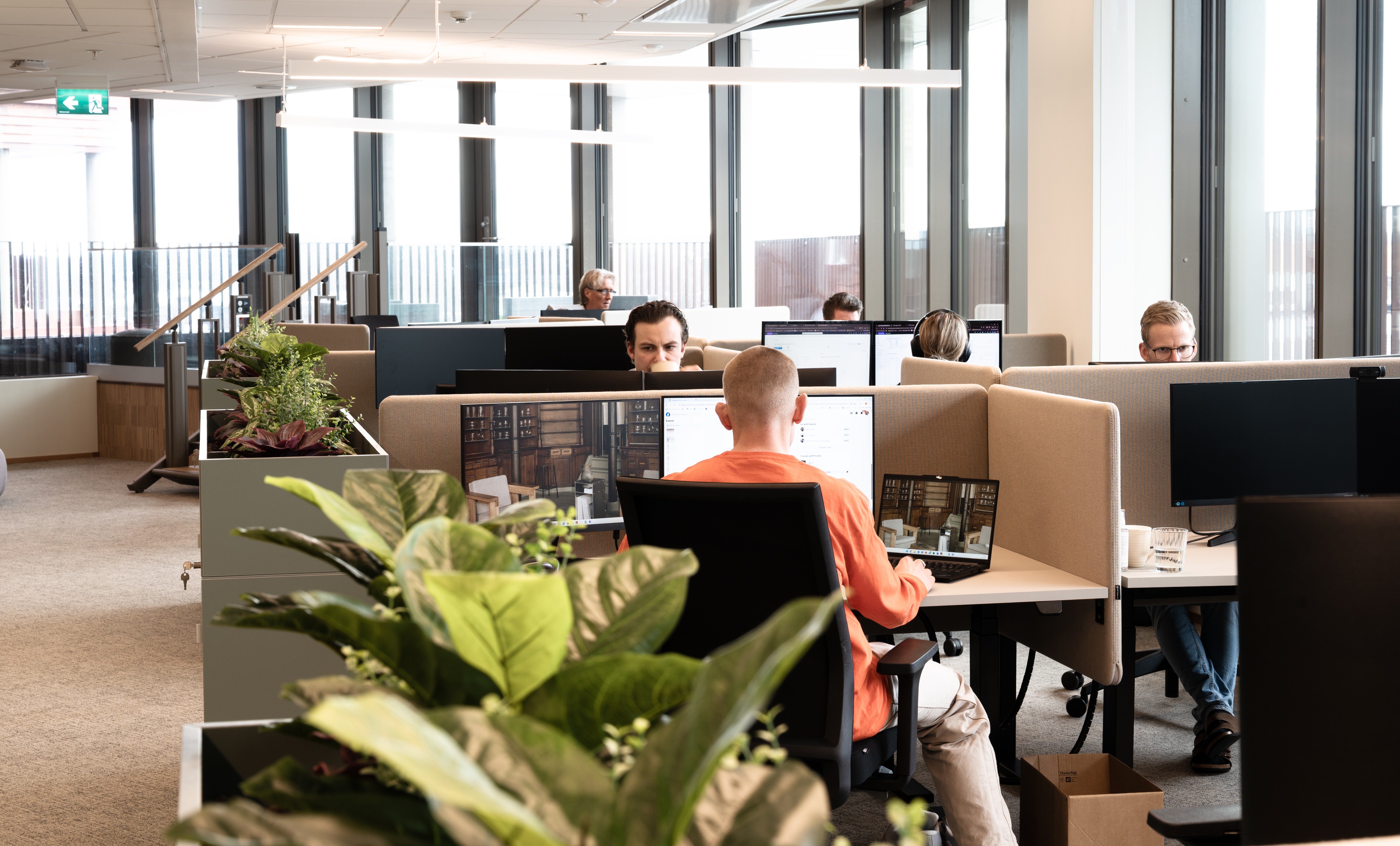 Kontorlandskap:
Fokusert arbeid i åpne, lyse omgivelser.