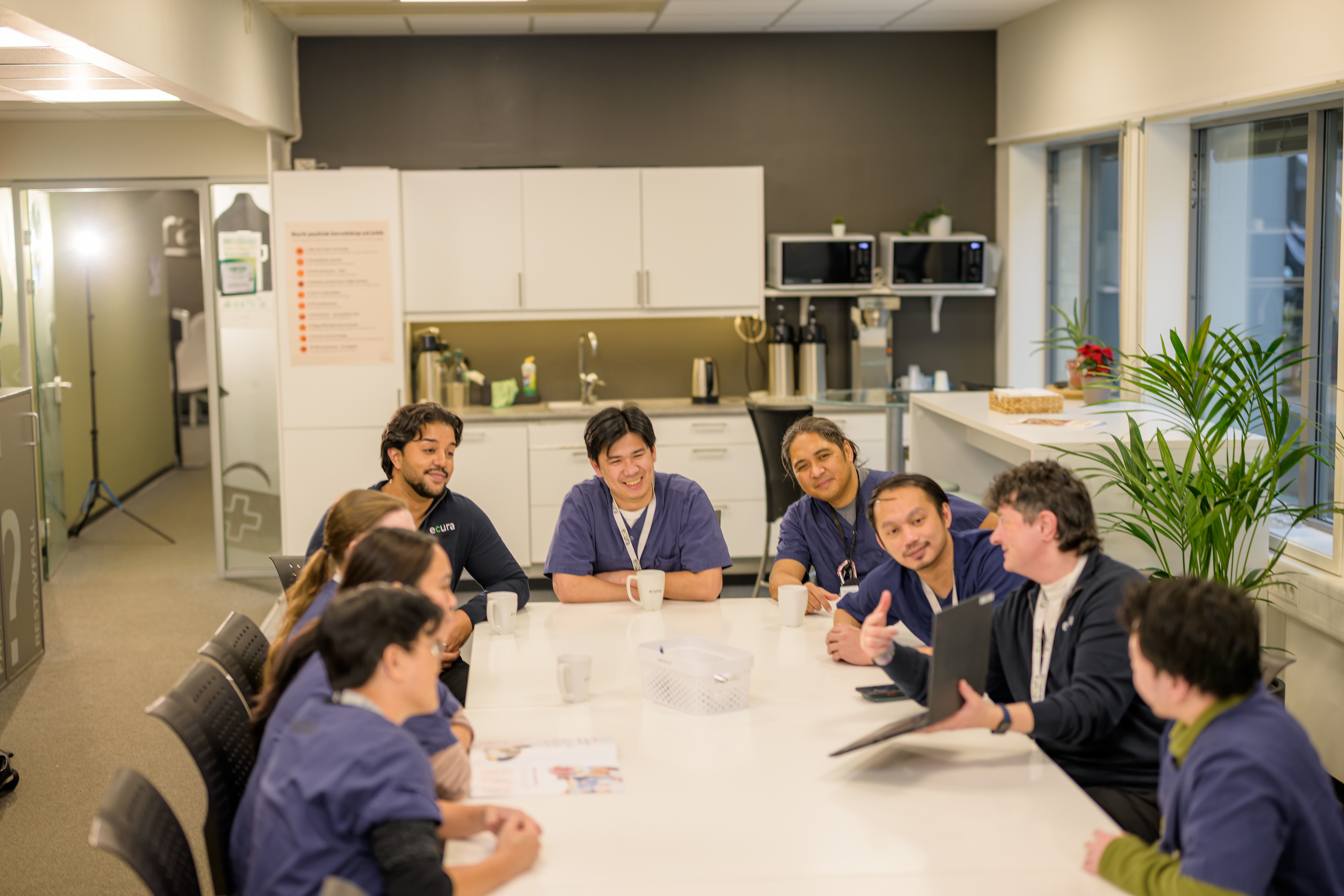 I Ecura Hjemmetjenester gir du omsorg der mennesker er tryggest – hjemme, med fokus på kvalitet, relasjon og kontinuitet.