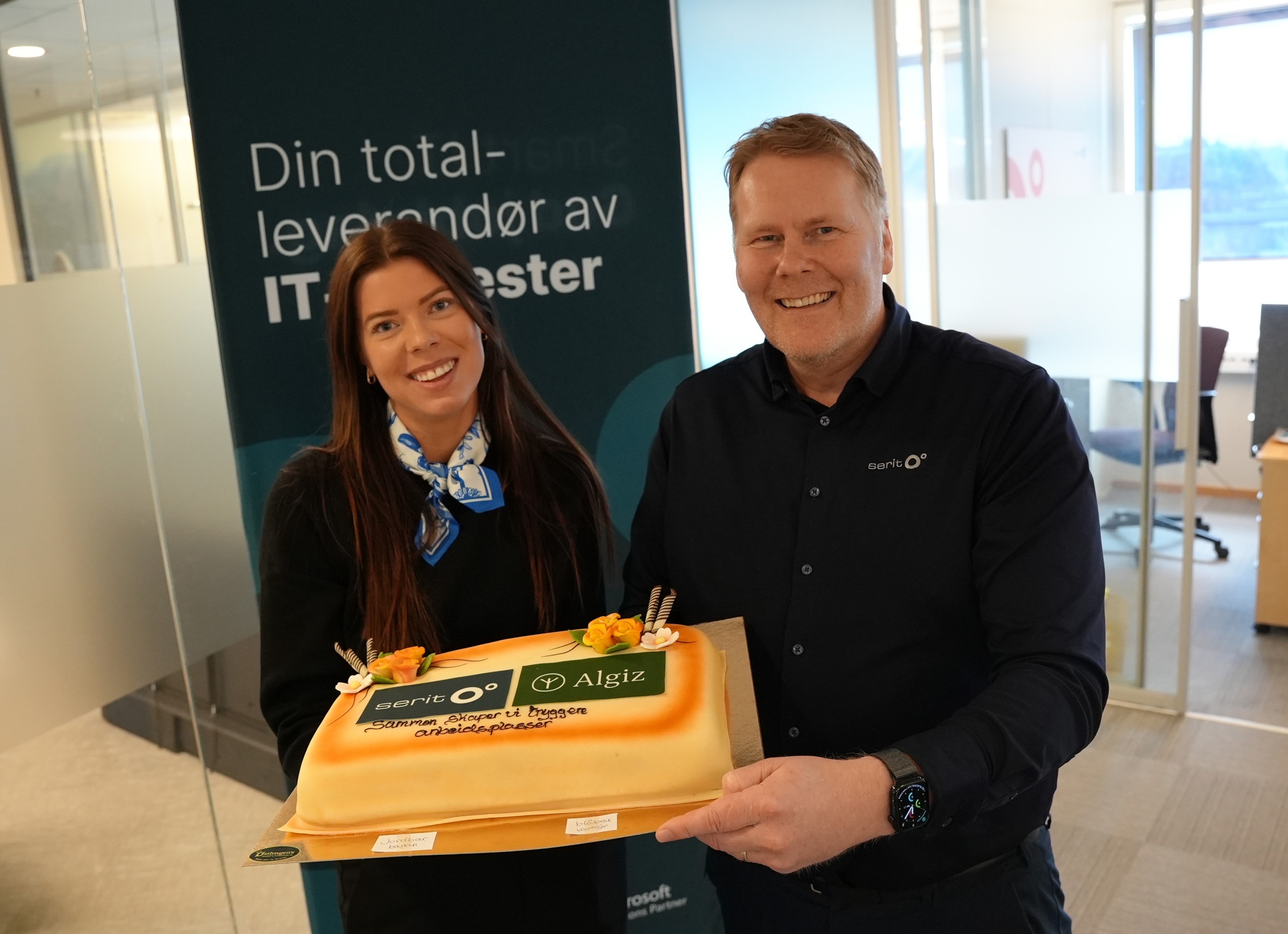 Feiring av godt samarbeid! Sammen markerer vi et nytt partnerskap med kake og godt humør. Algiz jobber for økt trygghet i arbeidshverdagen, her sammen med en av våre samarbeidspartnere.