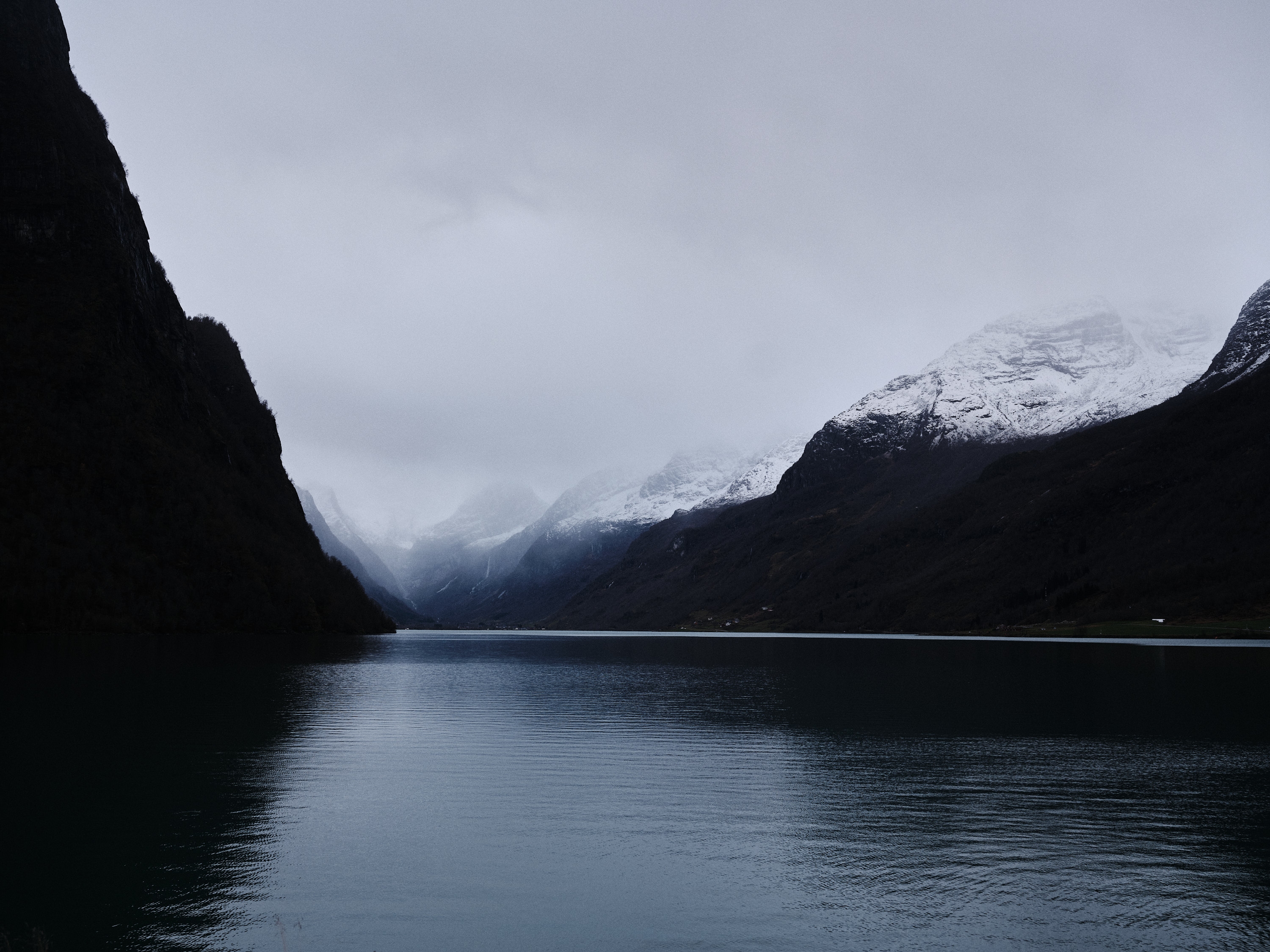  Innvik sine fabrikklokaler ligger nydelig plassert like ved fjord og fjell på Vestlandet. 