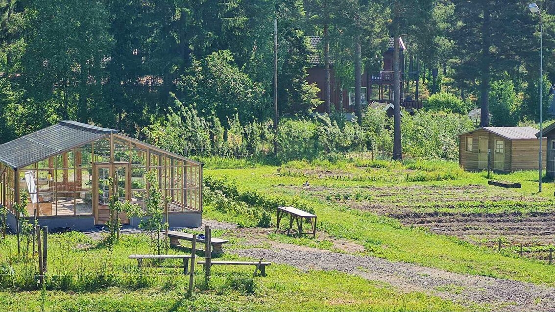 Fra uteområdet med drivhus og dyrking