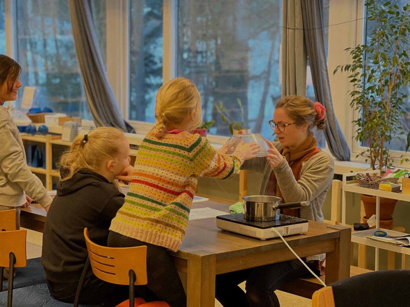 Her lærer elevene om hvordan regn faktisk dannes. 