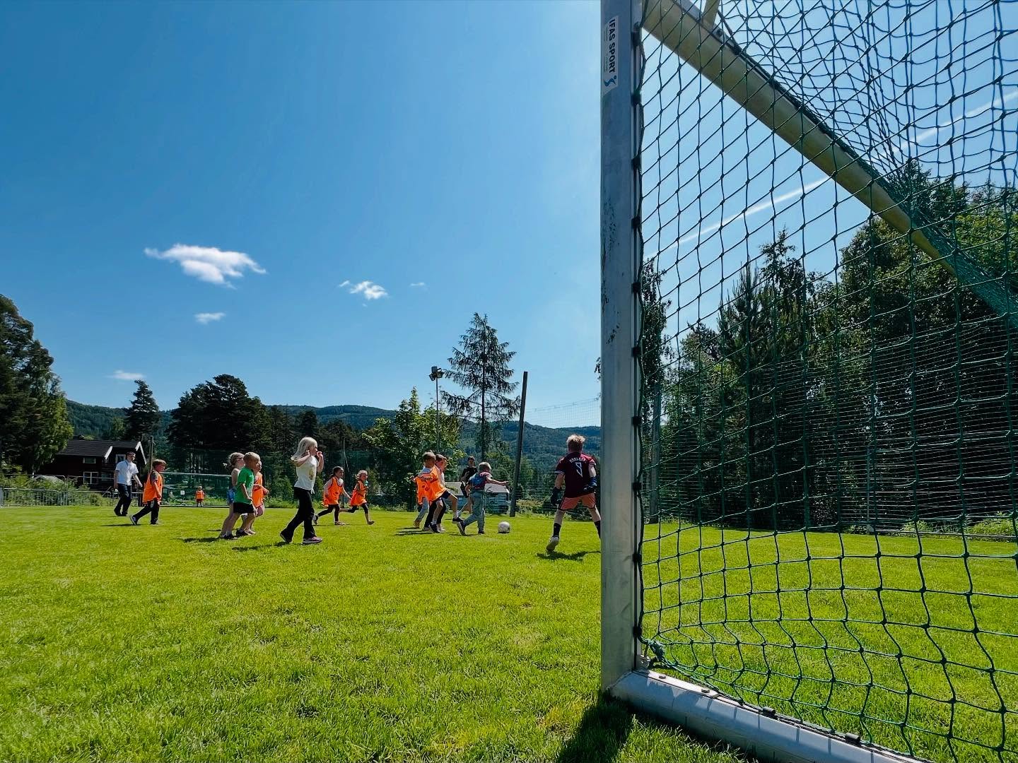 Fotballspilling på skolens bane