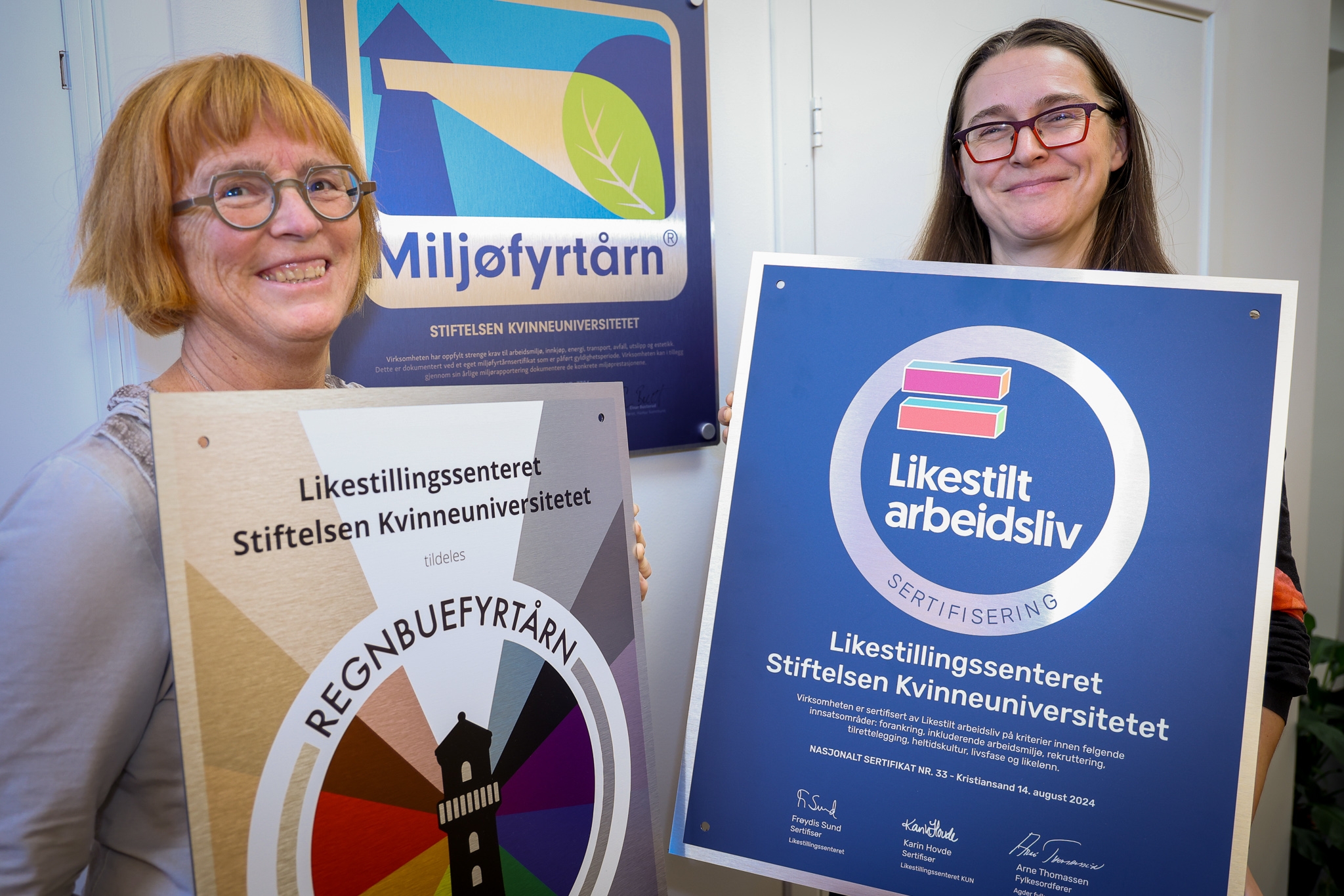 Vi er Miljøfyrtårn, Regnbuefyrtårn og sertifisert i Likestilt Arbeidsliv. Goro Ree-Lindstad og Frøydis Sund.